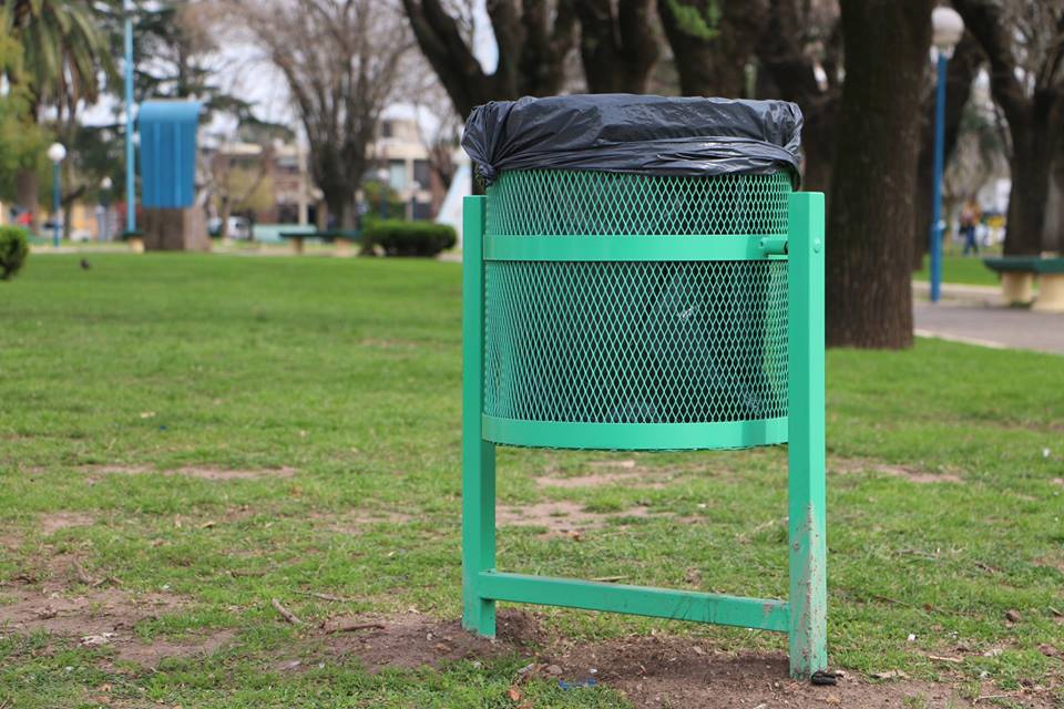 Nuevos cestos de basura en espacios públicos.